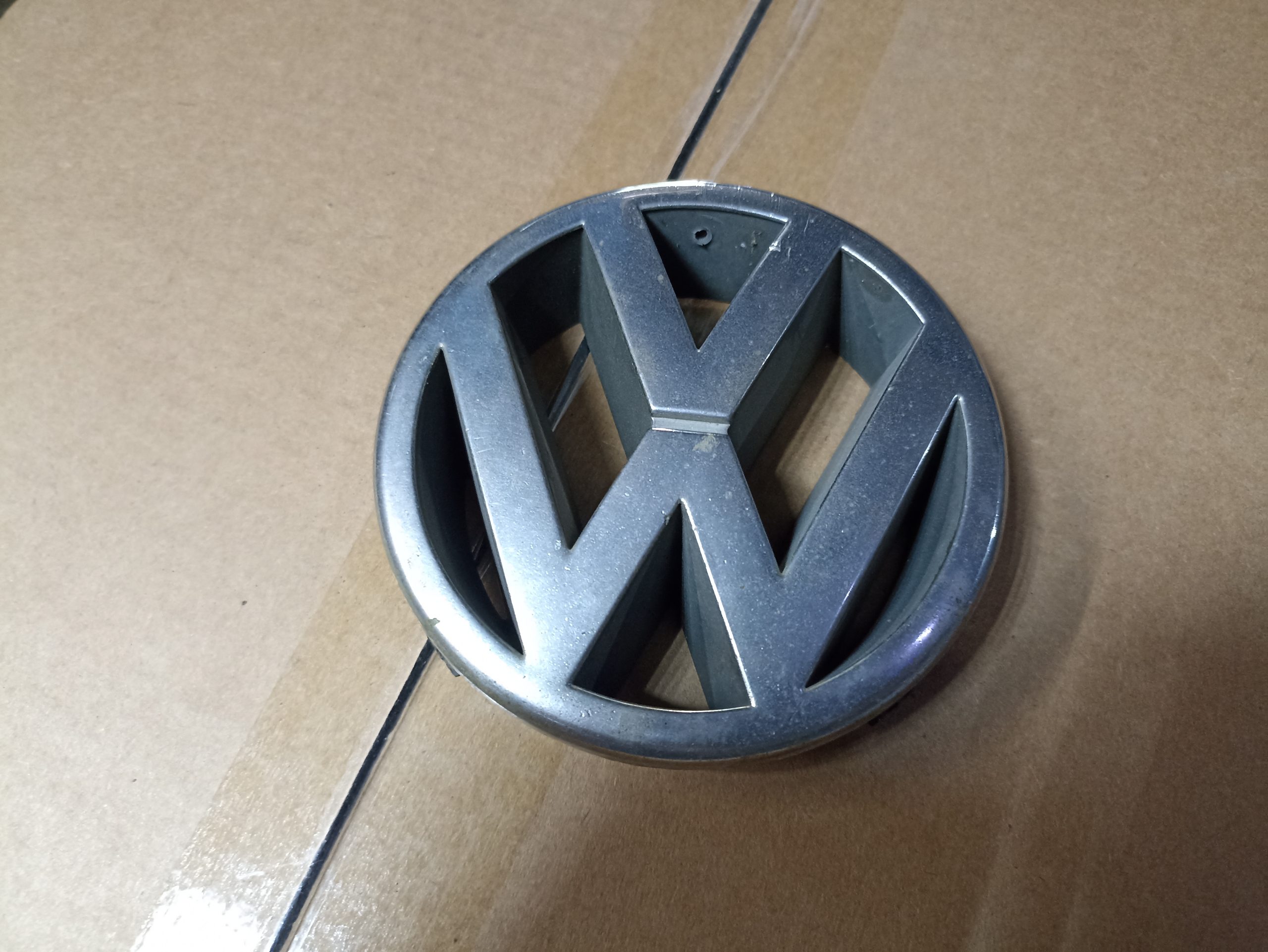 Эмблема решётки радиатора VW Passat B5+,3В0853601